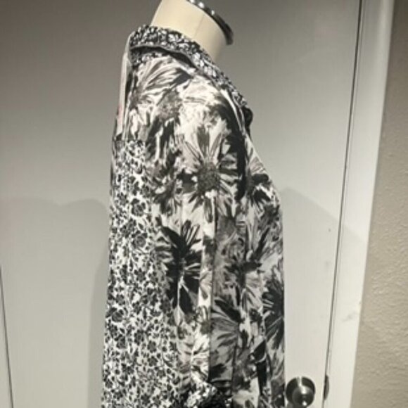 dressy blouse sheer lightweight button closure - Picture 12 of 15